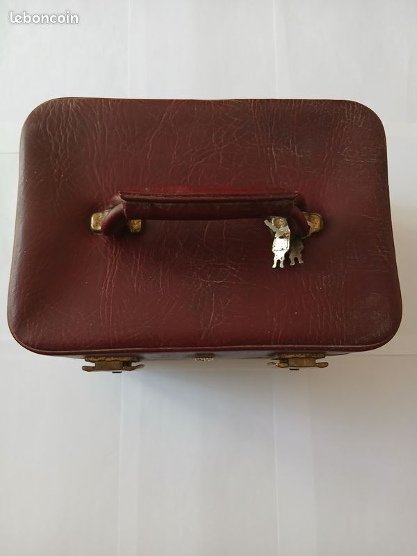 Vanity (image 1)