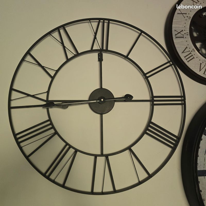 Grande horloge murale de style industriel en métal noir (image 6)