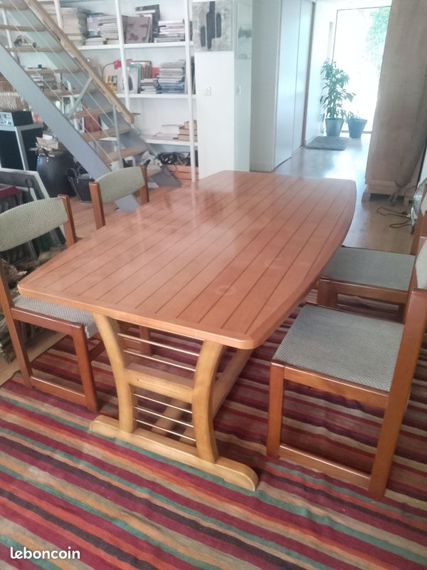 Table forme tonneau et 4 chaises tissus (image 1)