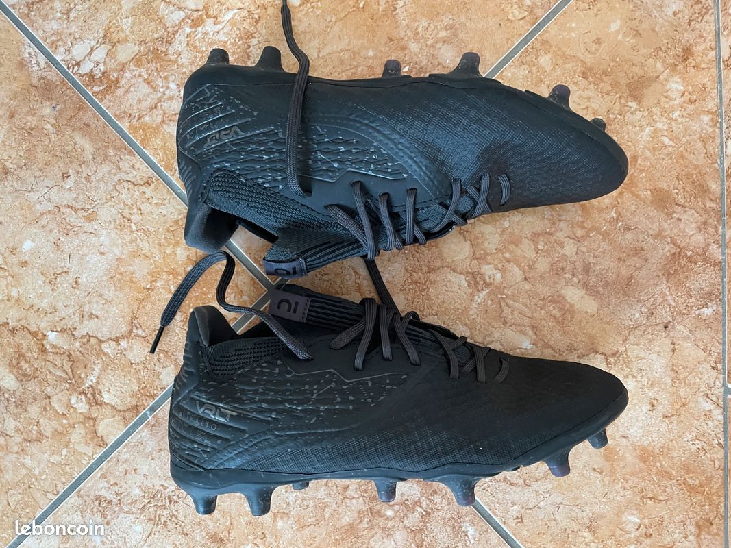 Chaussure de foot crampons terrain synthétique pointure 40 Sport