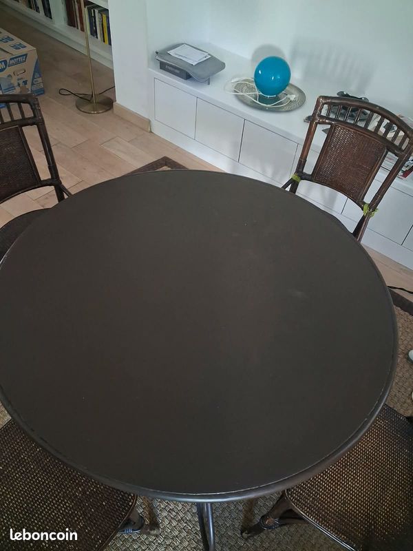 A vendre, belle table en métal, chaises (à restaurer) offertes (image 3)