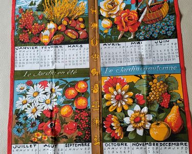 Torchon Calendrier Vintage 1985 – Décor Couple Cheminée, 100% Coton, France