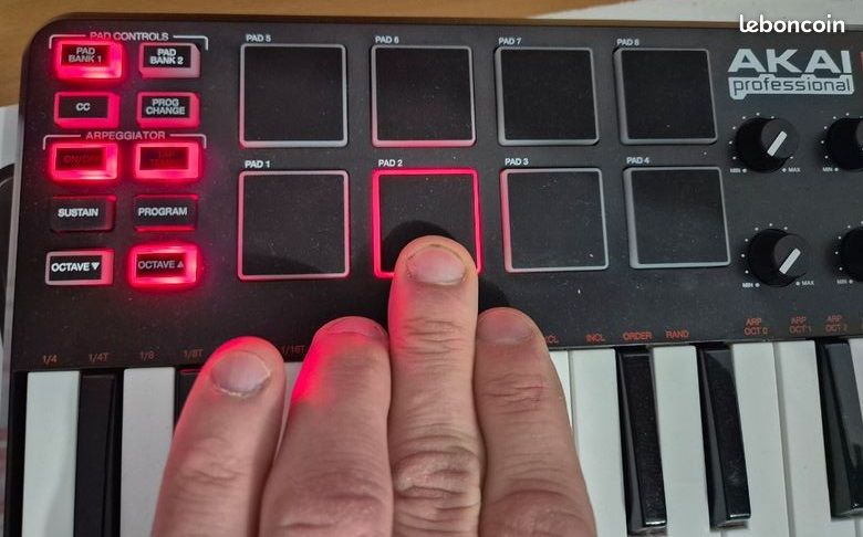 Le Akai MPK Mini est un contrôleur MIDI rétroéclairés et sensibles à la vélocité, basés sur la technologie des MPC, parfaits pour déclencher des samples ou des percussions Boutons rotatifs (image 2)