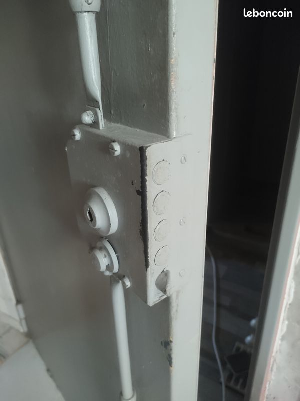 Porte blindée avec encadrement et deux clés (image 1)
