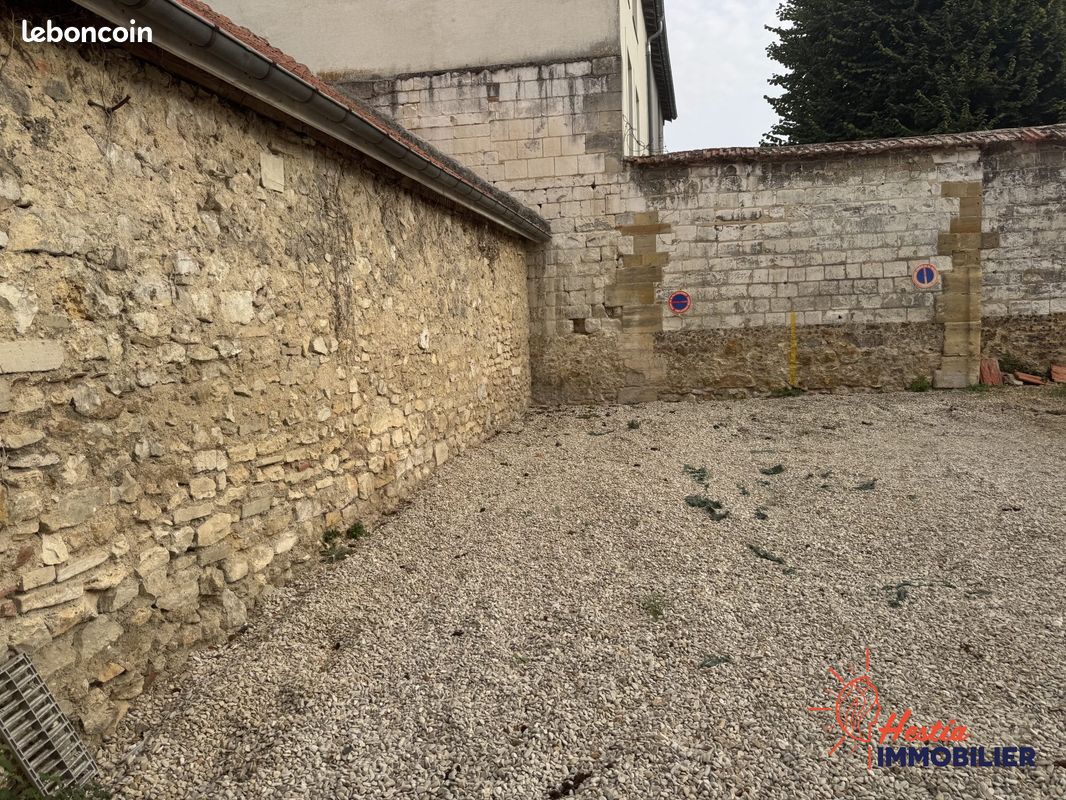 Parking 12 m² · à Châlons-en-Champagne · 12 m² · 70 €/mois
