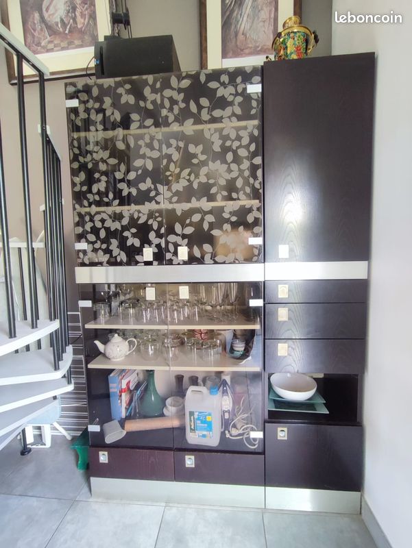 Meuble de rangement salon en bois vitré (image 2)