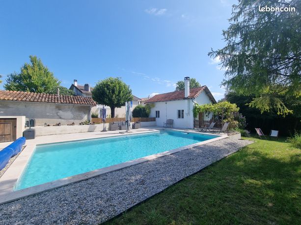 Maison T5 avec gîte et piscine à vendre à Bonnes 16390
