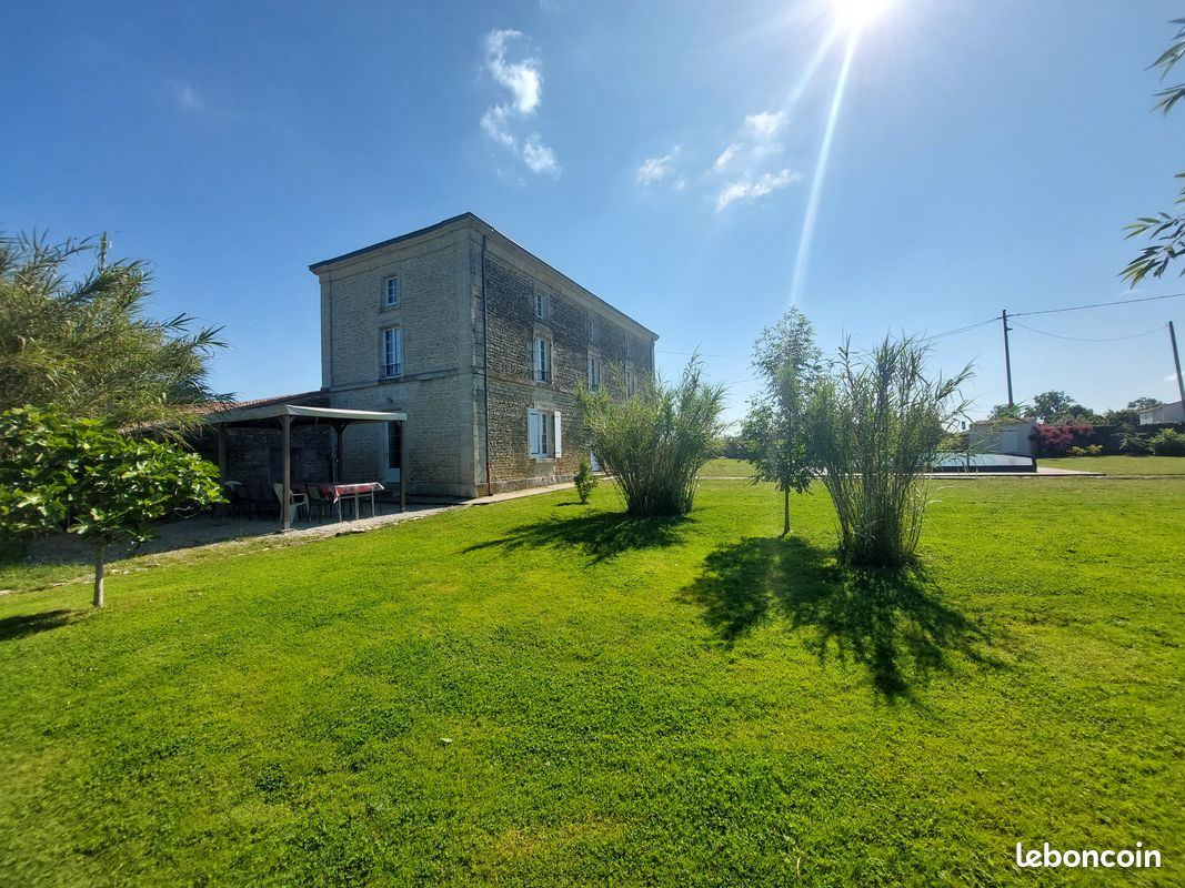 Maison 9 pièces 200 m² · à La Ronde · 200 m² · 380 000 €
