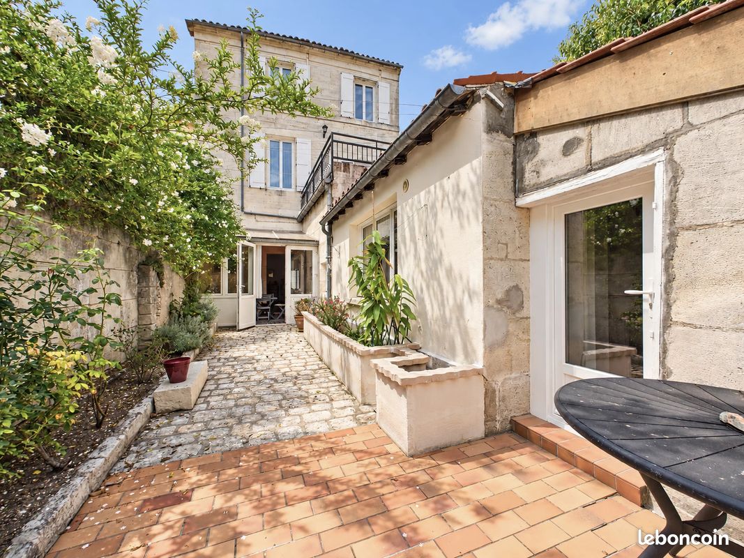 Maison 11 pièces 280 m² · à Jarnac · 280 m² · 278 200 €
