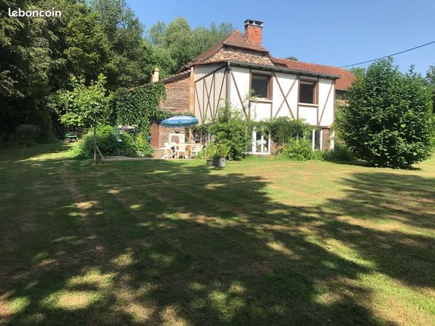 Maison en pierre isolée de 4,54 hectares