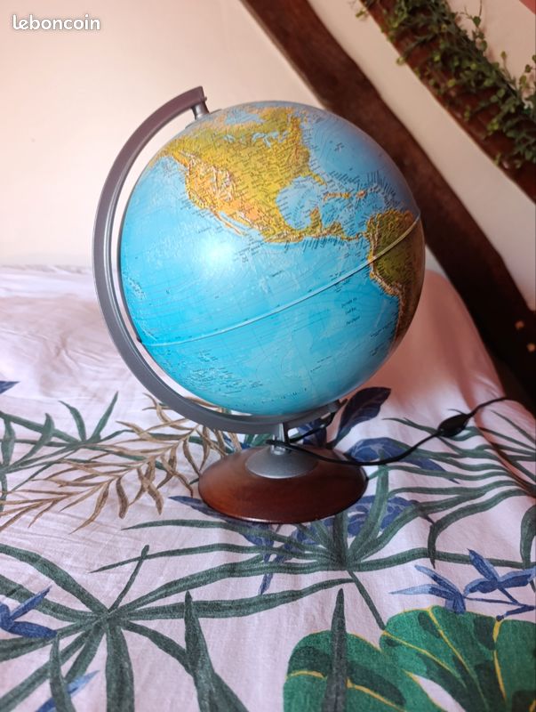Globe terrestre éclairé (image 1)