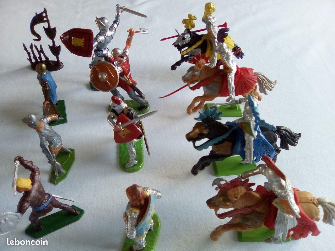 Figurine Starlux Chevalier Moyen Âge – Soldat Plastique Peint – Fabrication Française – Occasion