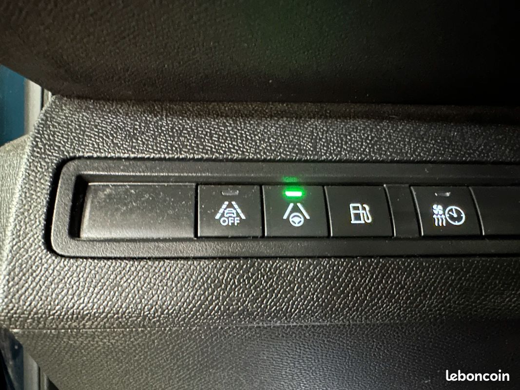 Peugeot 3008 II 1.6 THP Hybrid 225 GT (image 30)