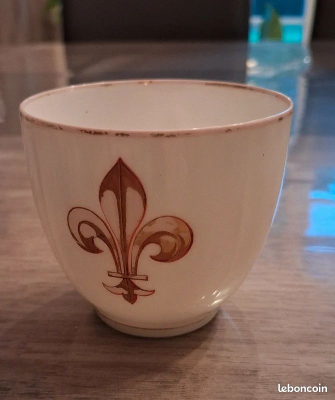 Tasse fleur de lys en porcelaine fine (image 1)