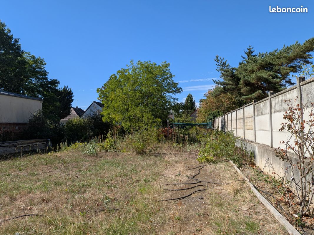 Terrain 828 m² · à Beauchamp · 828 m² · 325 000 €