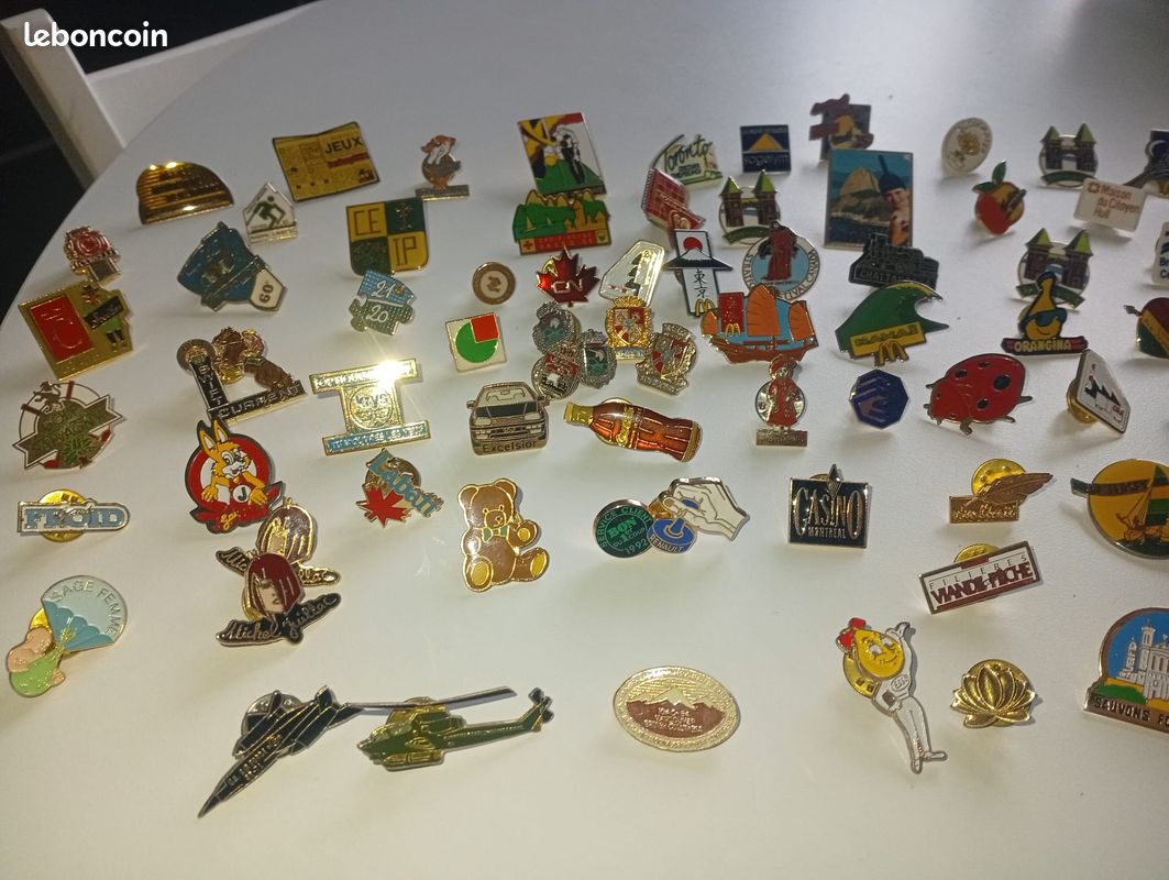 Pin's Vintage Wilkinson Sword - Épées Croisées - Broche Publicitaire Dorée - Occasion