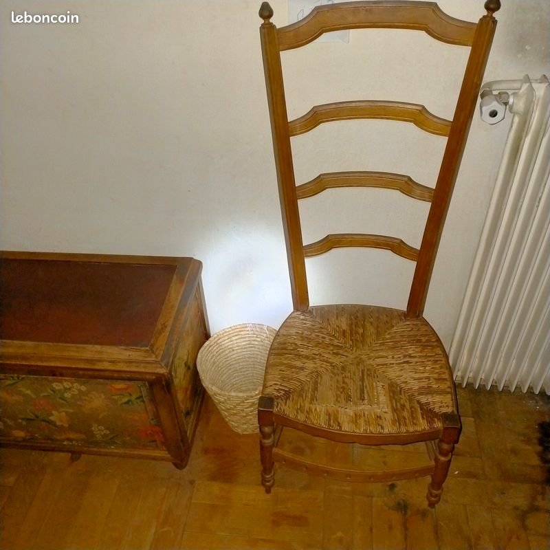 Chaise basse nourrice ancienne en bois (image 1)