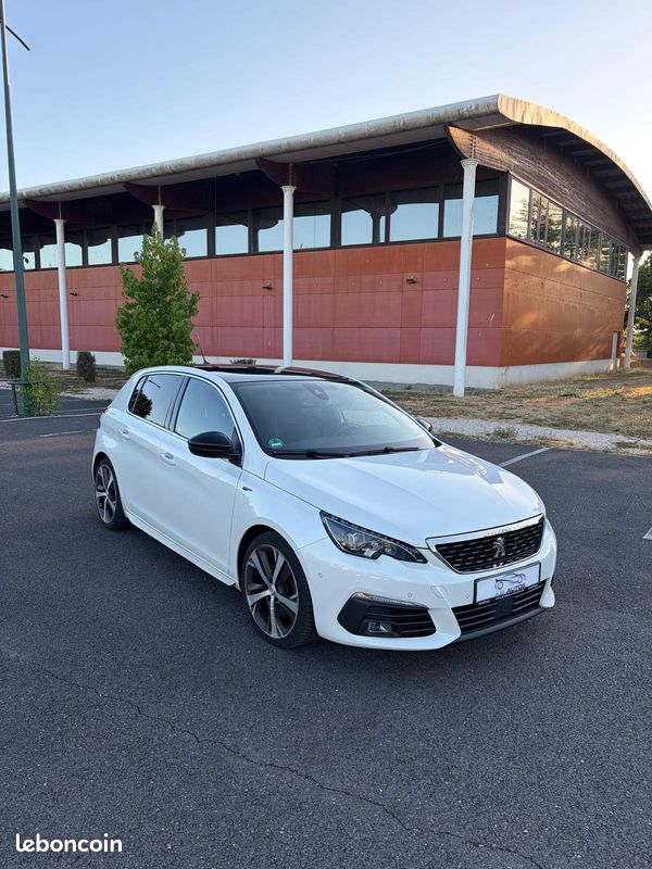 Peugeot 308 GT blanche disponible chez KB AUTOS