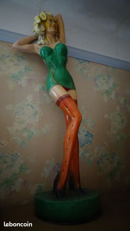 Statue pin up (image 1)