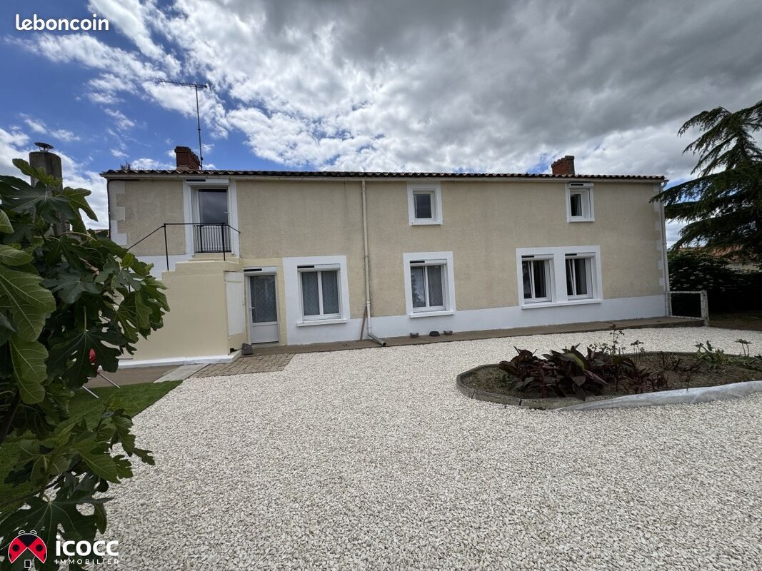 Maison 9 pièces 222 m² · à Les Magnils-Reigniers · 222 m² · 418 000 €