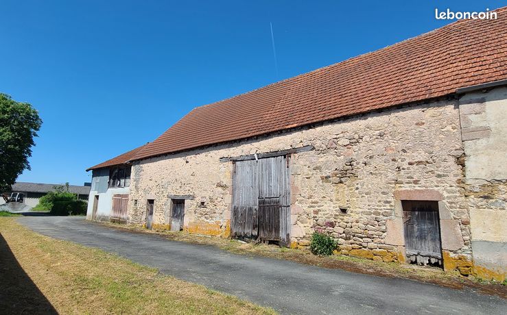 Grange et dépendances - 270 m2 à réhabiliter - Beau volume plein sud et terrain clos attenant