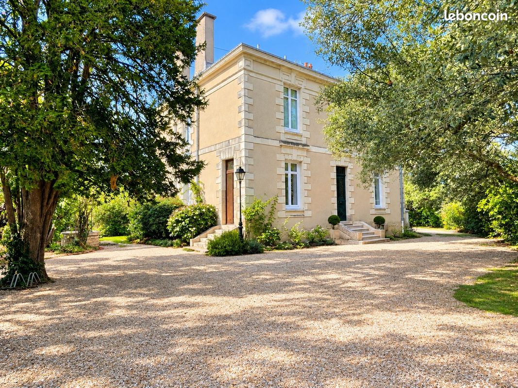 Maison 11 pièces 339 m² · à Clisson · 339 m² · 988 000 €