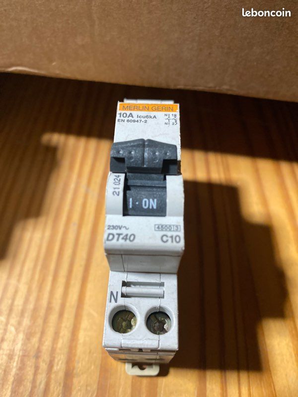 Disjoncteur Merlin Gérin DT40 10 A (image 1)