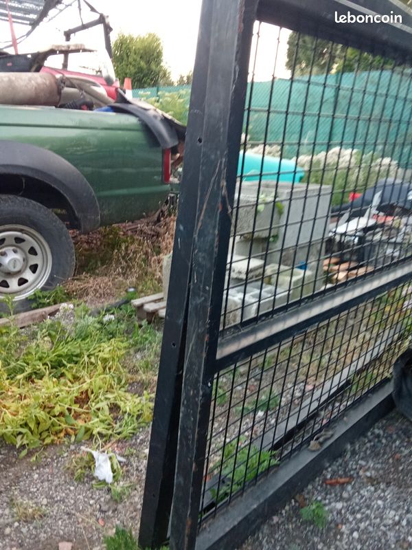Portail avec cadre hauteur 217 largeur 134 épaisseur 5 cm traité antirouille (image 1)