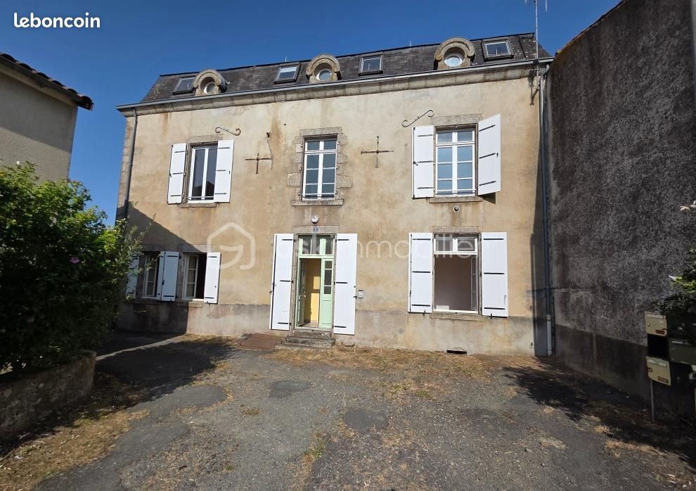 Maison 10 pièces 220 m² · à Vernoux-en-Gâtine · 220 m² · 85 000 €