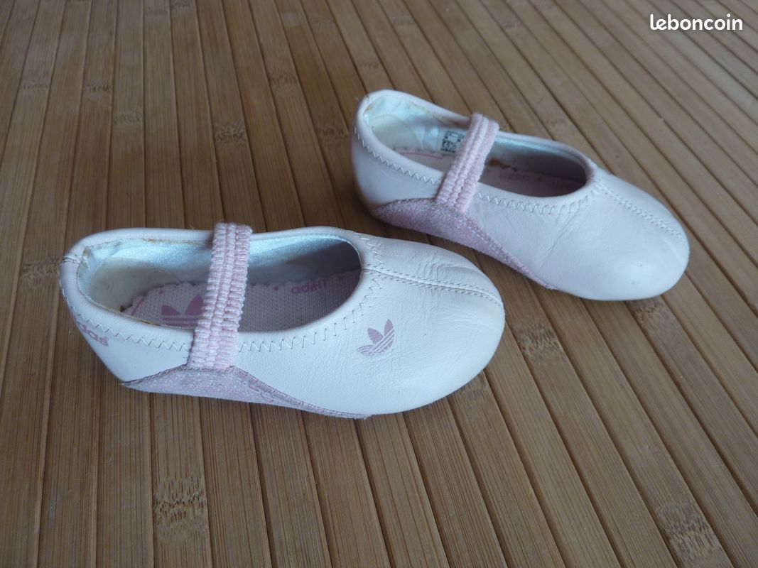 Chaussons antidérapants ADIDAS - Rose - T20 - Très bon état (image 1)