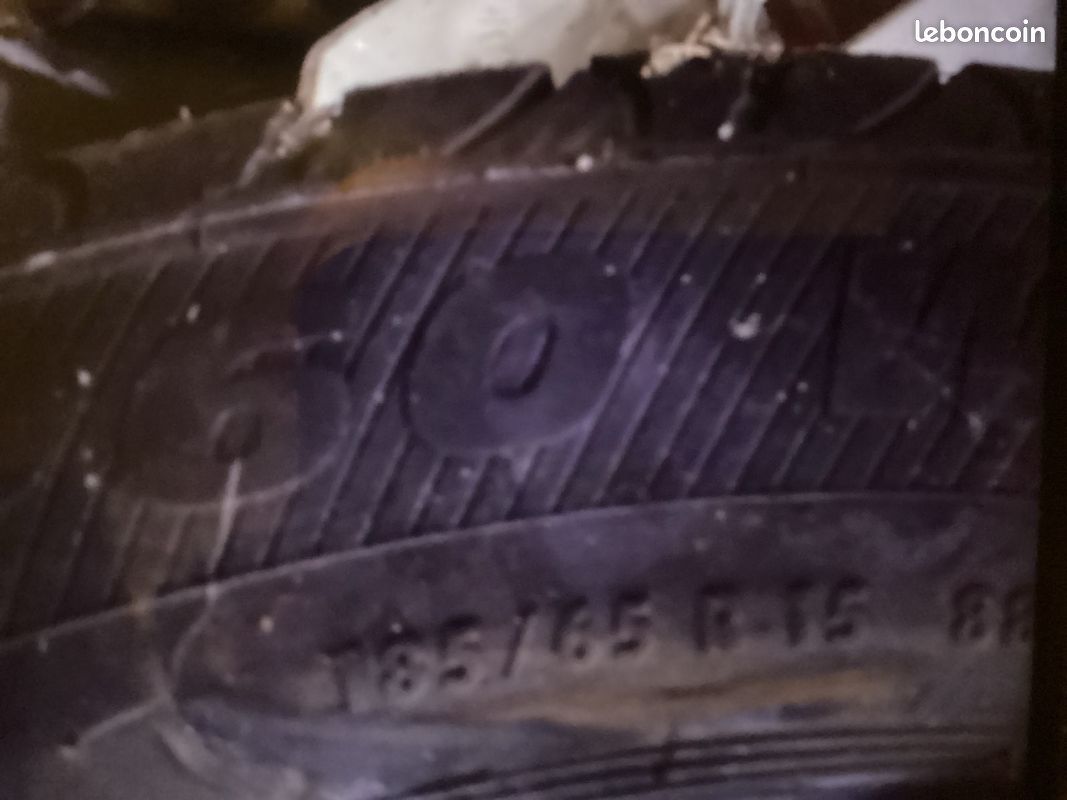 Pneus hiver comme neufs 185/65/r15 sur jantes en tôle Équipement auto