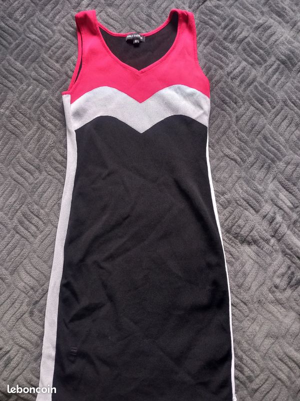 Robe noir,rouge et blanc (image 1)