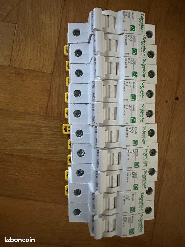 Lot de 10 Disjoncteur Schneider resi9 b16 r9f23116 (image 1)