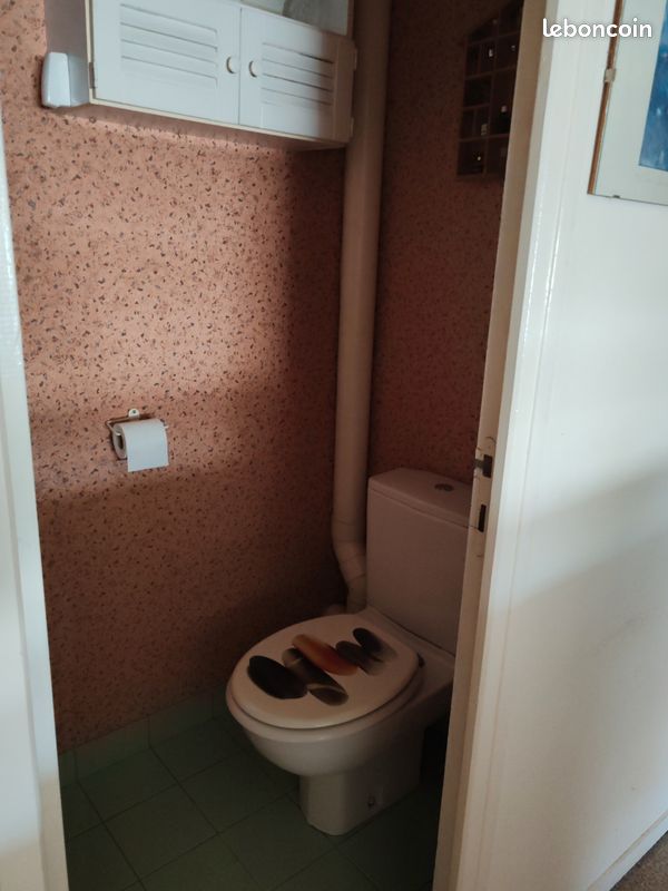 À louer dans une grande maison une chambre avec salle de bain indépendante et toilette indépendant (image 3)