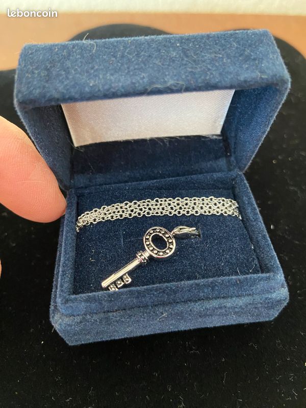 Collier avec pendentif clef Frédéric M (image 1)