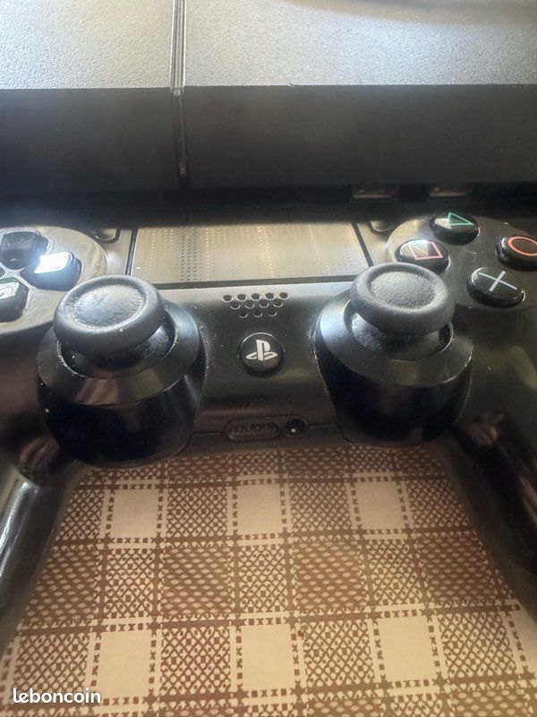 Console Sony PlayStation 4 Pro 1 To + Manette - Noir - Reconditionné