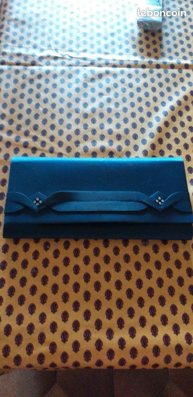 Pochette avec chaînette couleur marine (image 1)