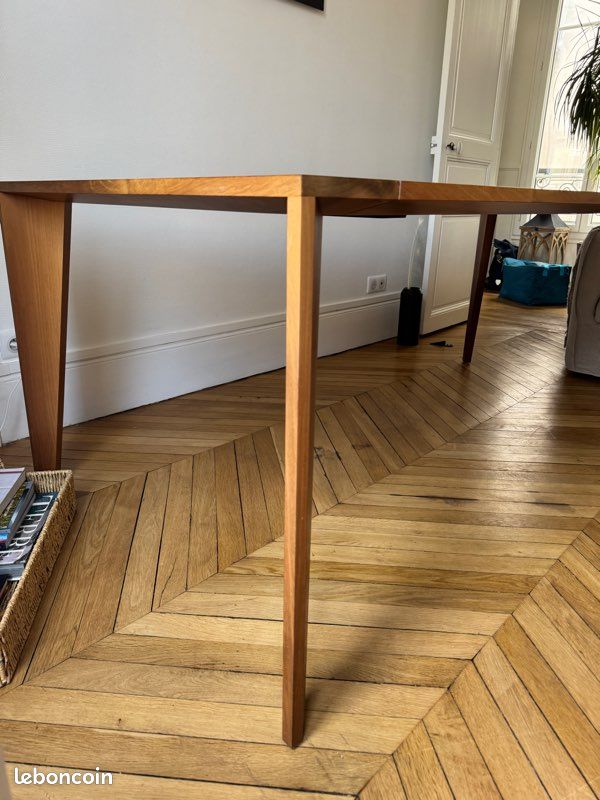 Table Ligne Roset modèle Trapèze en noyer (image 2)