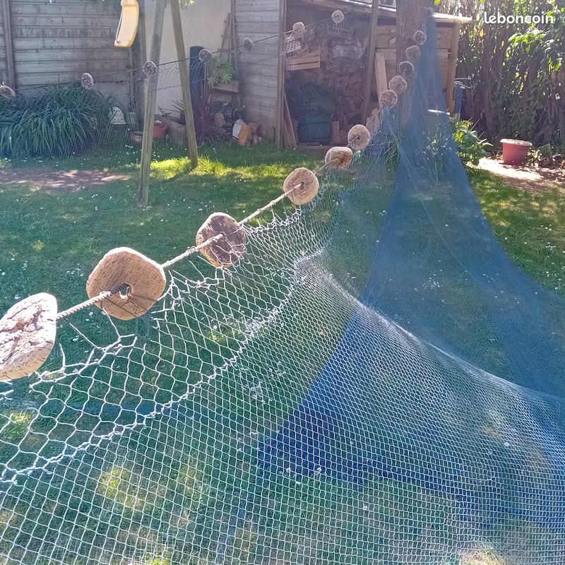 Filet de pêche ancien bleu foncé 25x6 m avec 45 lièges (image 1)