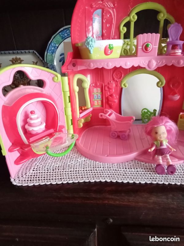 Boutique de charlotte aux fraises avec 3 figurines (image 3)