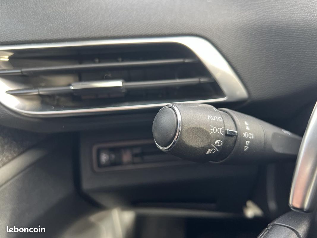 PEUGEOT 3008 1.6 BlueHDi S&S - 120 CV - EAT6 - ALLURE - ATTELAGE (image 20)