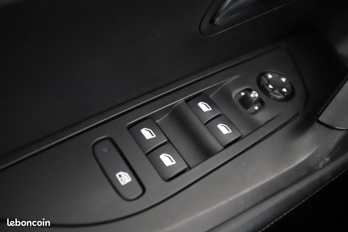 Peugeot 2008 1.5 Blue-HDi Allure EAT8 131 ch (image 26)