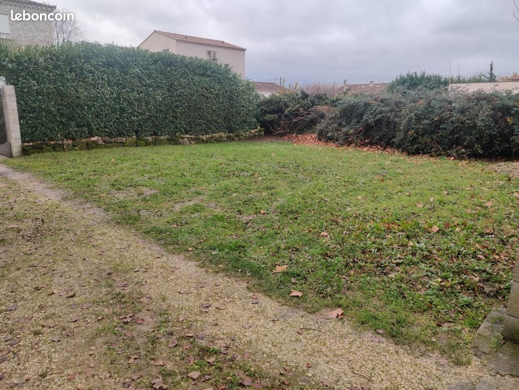 Terrain 240 m² · à Roquemaure · 85 000 €