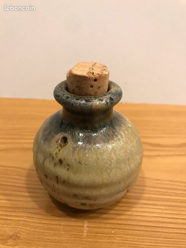 Petit pot boule en grès signé (image 1)