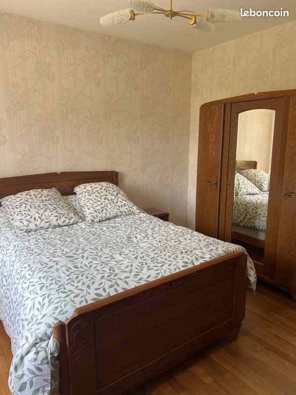 Chambre vintage en bois massif lit armoire chevet (image 1)