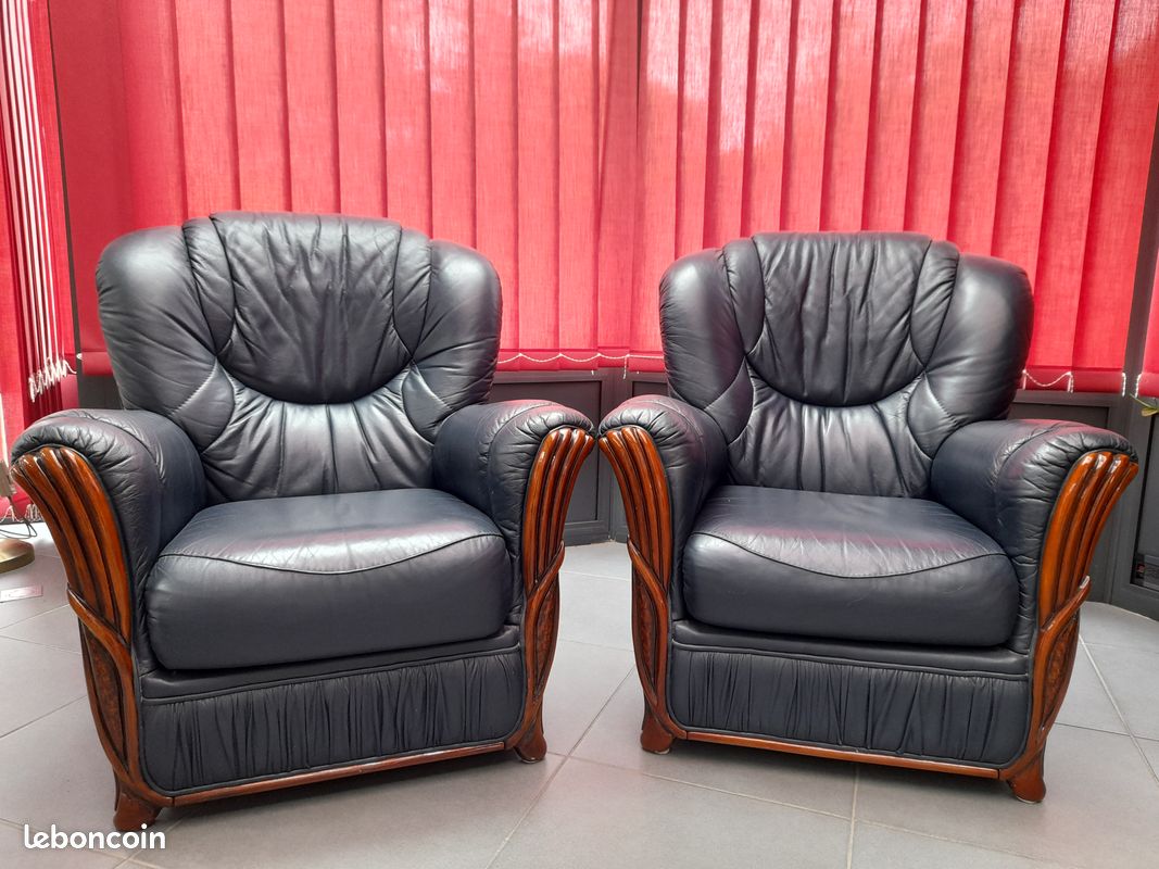 Fauteuil club et pouf élégants et très confortables En vente sur