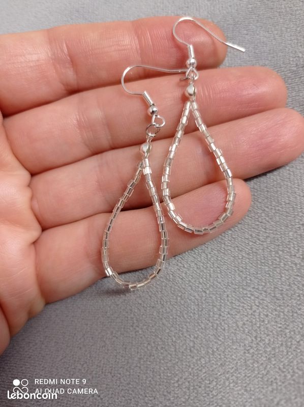 Boucles d'oreilles en perles argentées fait maison Neuf (image 1)