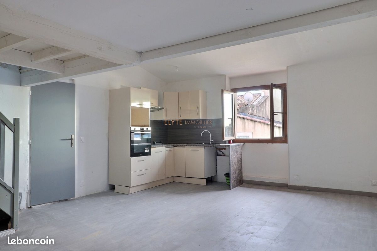 Appartement 1 pièce 50 m² · à Saint-Chamas · 49,7 m² · 889 €/mois