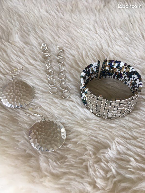 À vendre joli bracelet de perles avec deux paires de boucles d’oreilles (image 1)