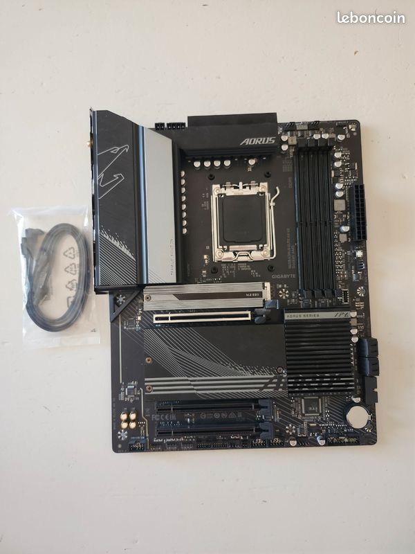 Carte mere b650 aorus elite ax v2 noir - trés bon état - avec boite (image 2)